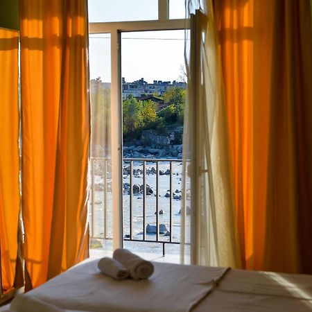 Four Seasons Riverside Koetaisi Buitenkant foto