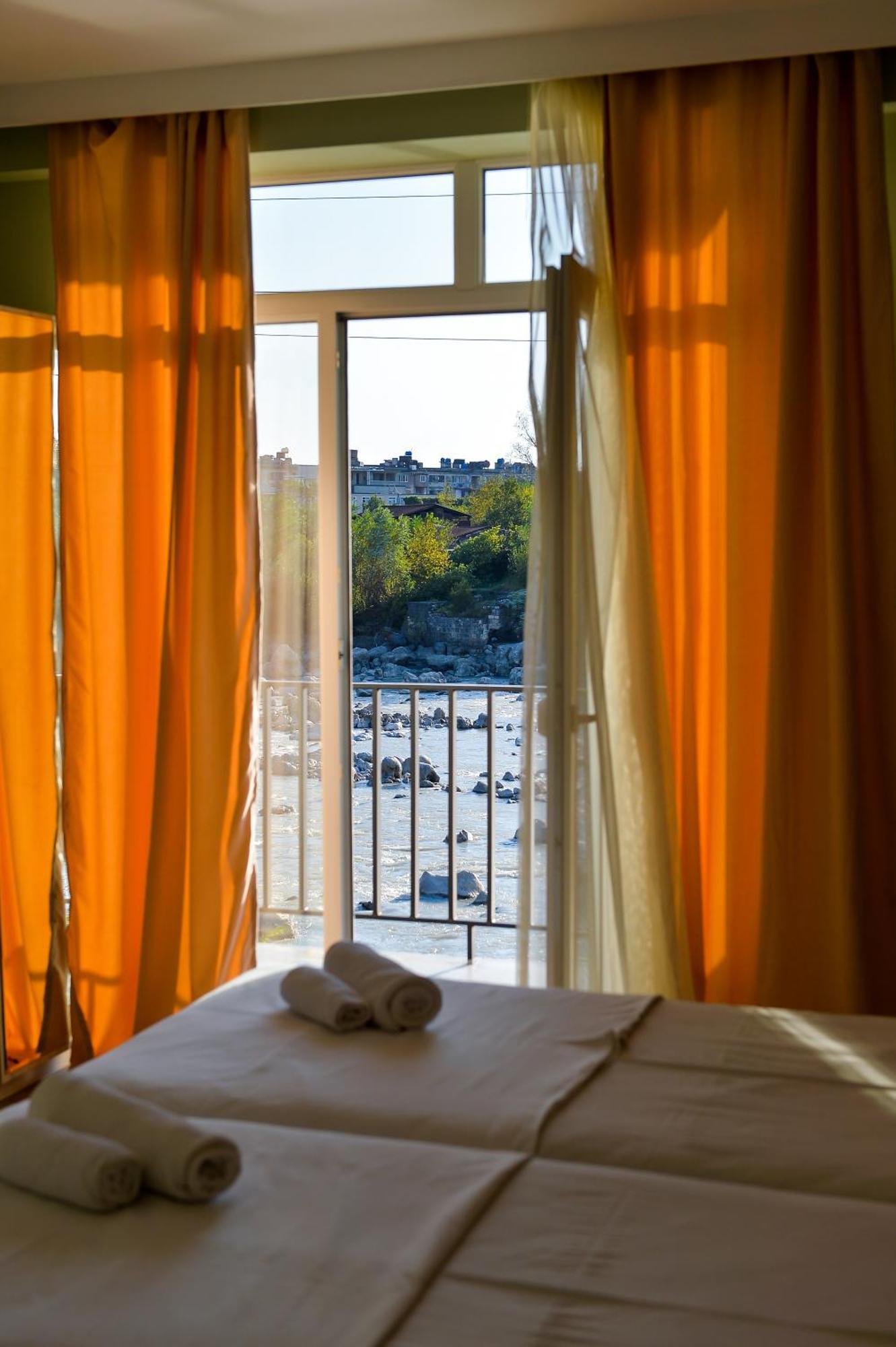 Four Seasons Riverside Koetaisi Buitenkant foto