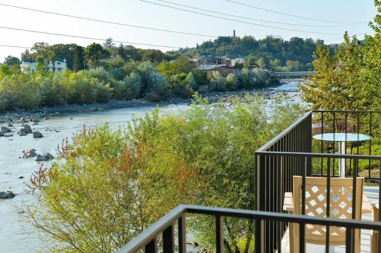 Four Seasons Riverside Koetaisi Buitenkant foto
