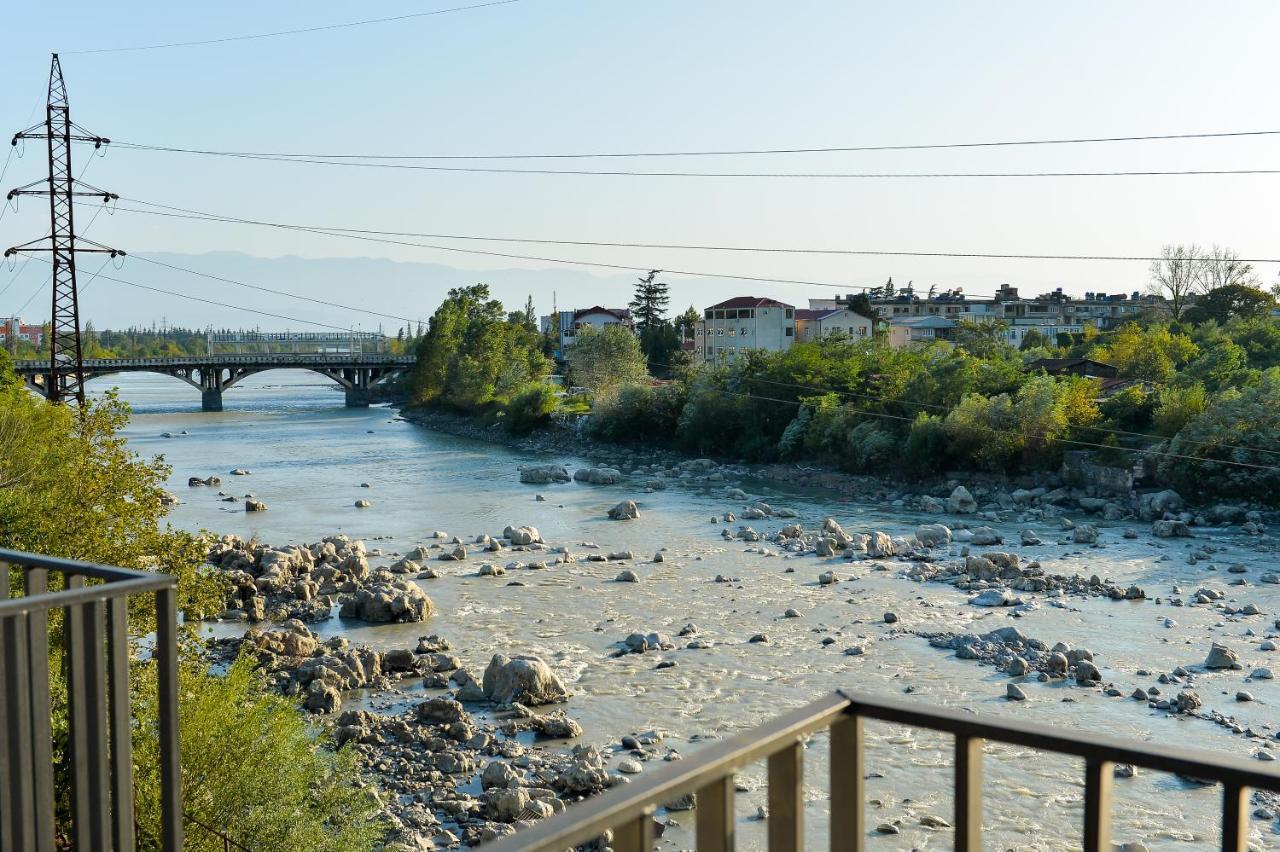 Four Seasons Riverside Koetaisi Buitenkant foto