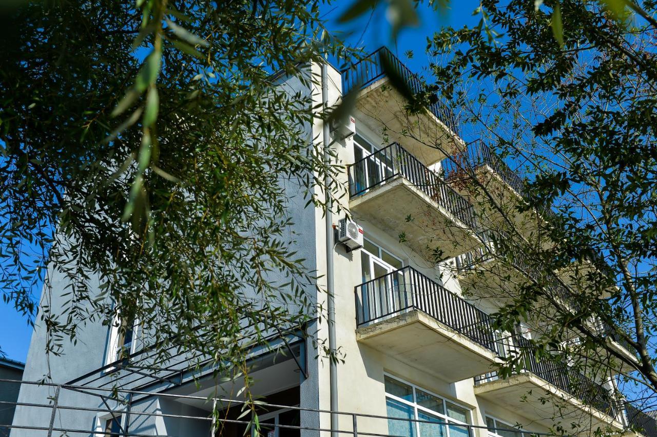 Four Seasons Riverside Koetaisi Buitenkant foto