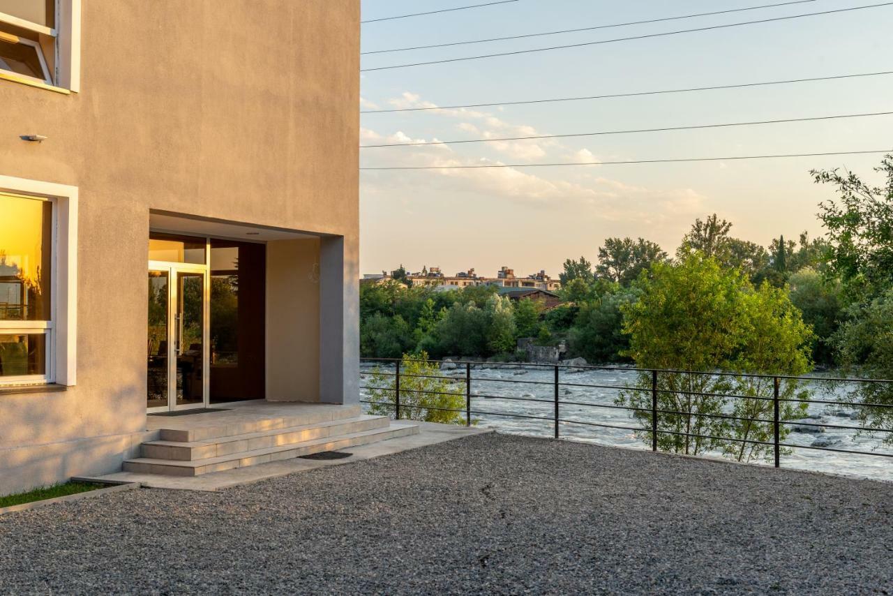 Four Seasons Riverside Koetaisi Buitenkant foto