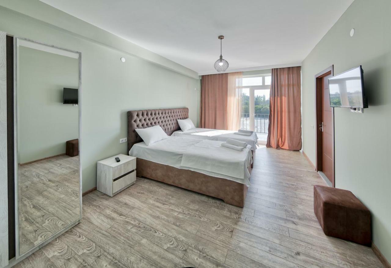 Four Seasons Riverside Koetaisi Buitenkant foto